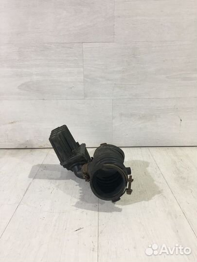 Патрубок воздушного фильтра mazda 3 BK 2.0 мт седан