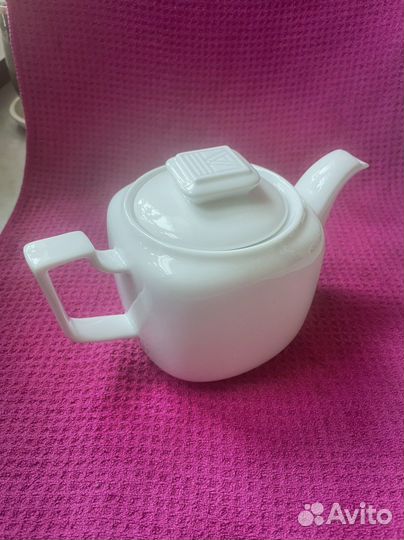 Фарфоровый чайник