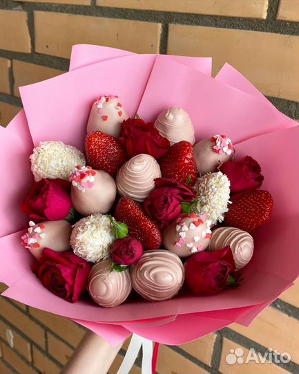Букет клубники в шоколаде с розами «Любовь» Мини