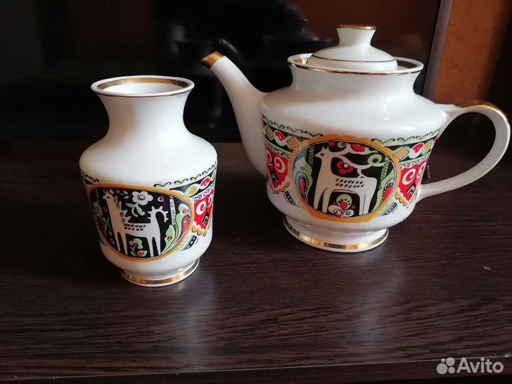 Заварочный чайник и вазочка