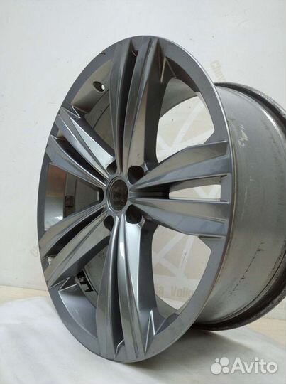 Диск литой R19 Volkswagen Touareg 3