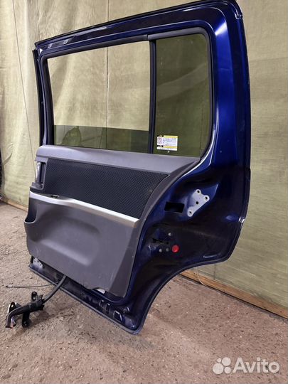 Дверь задняя правая toyota isis