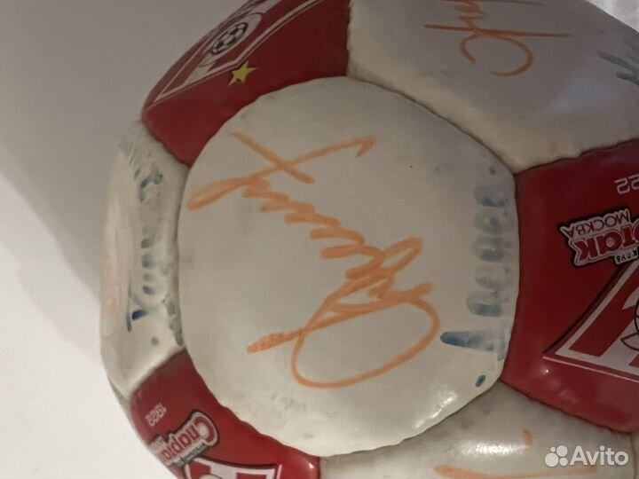 Футбольный мяч с автографами ветеранов Спартака