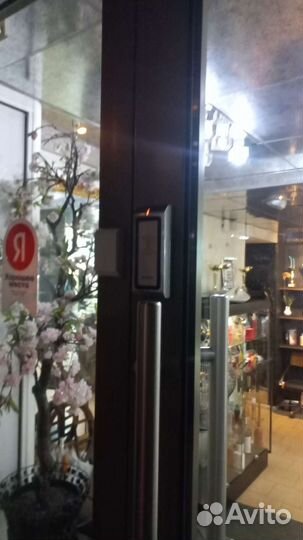 Открыть дверной