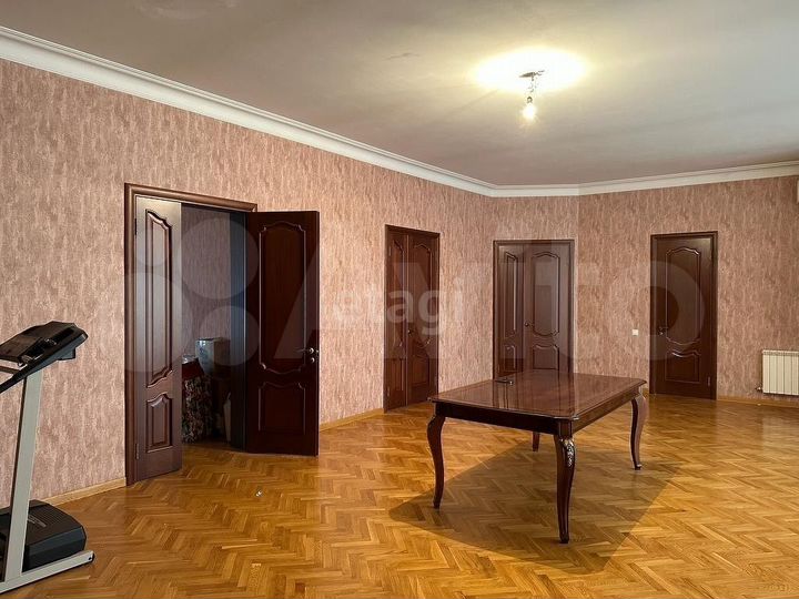 Дом 301 м² на участке 5,5 сот.