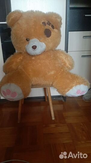 Большой плюшевый медведь