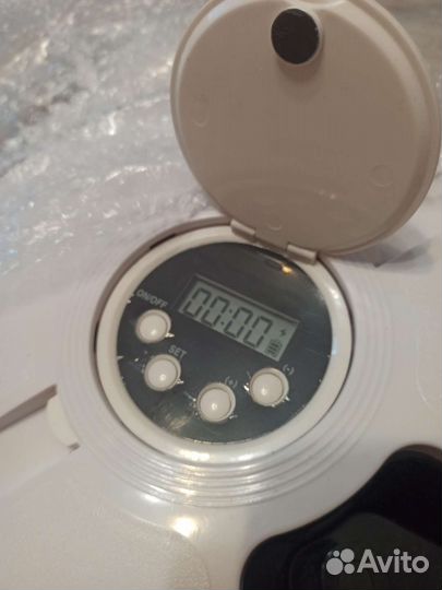 Автоматическая кормушка для кошек и собак