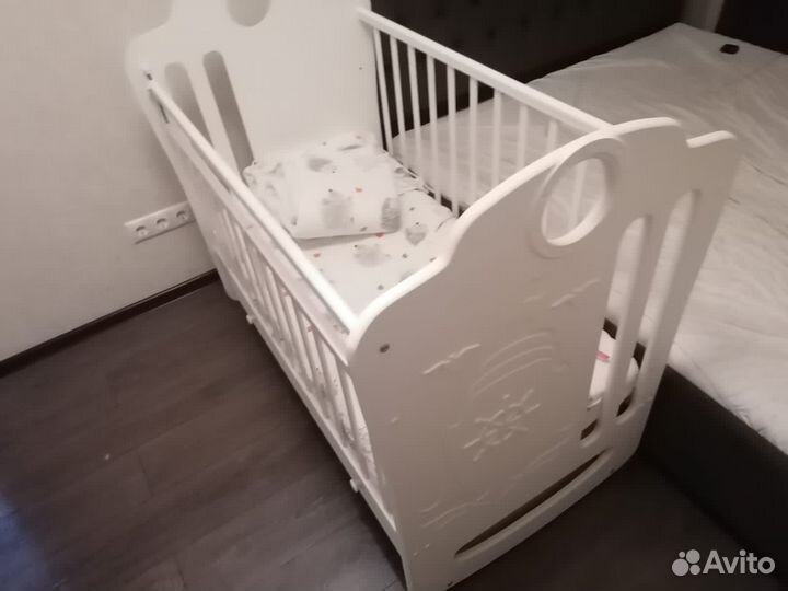 Детская кроватка с маятником