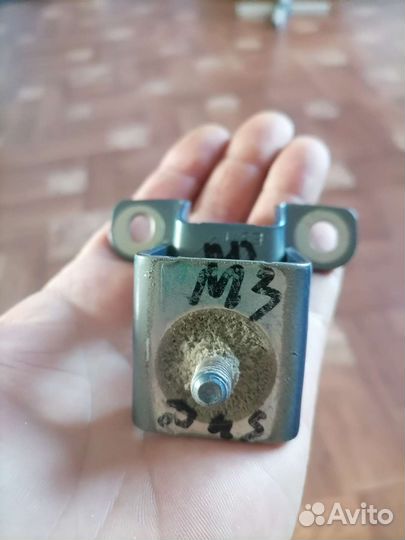 Петля крышки багажника Рено Дастер