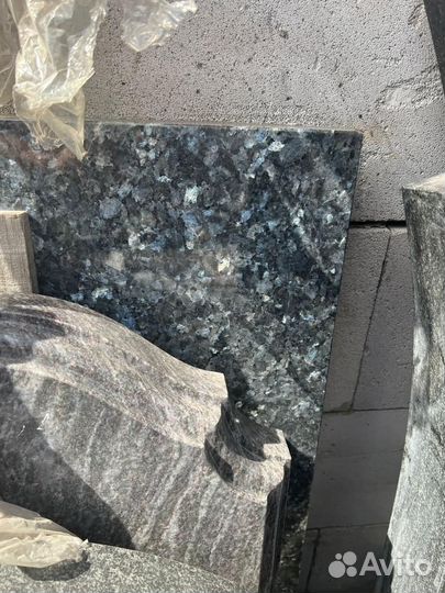 Памятник из лабрадорит