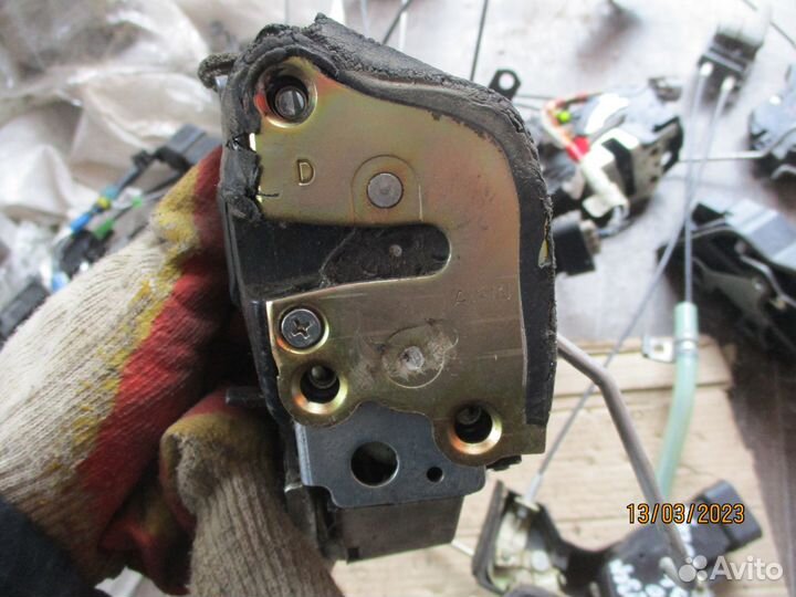 Крузер 100 LX470 замок двери задней