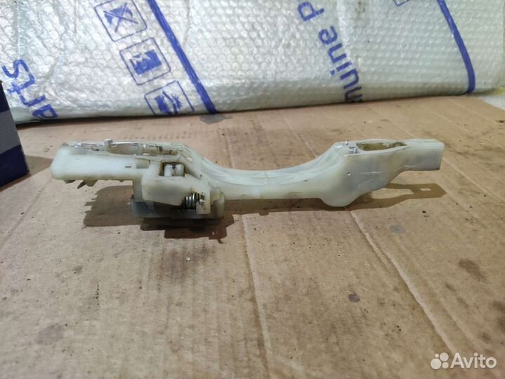 Кронштейн ручки левой двери Hyundai i40