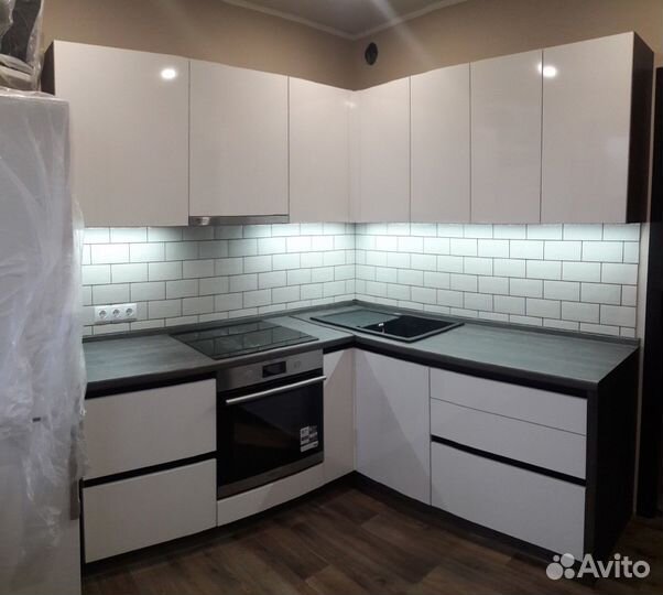 Гарнитур кухонный. Влагостойкая столешница