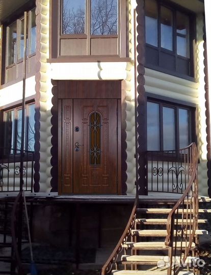 Дверь входная с ковкой и стеклом