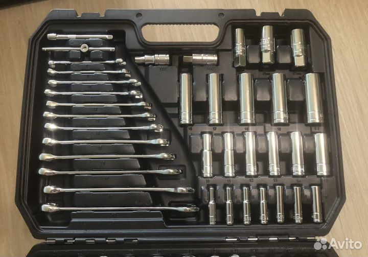 Набор инструментов для авто в чемодане