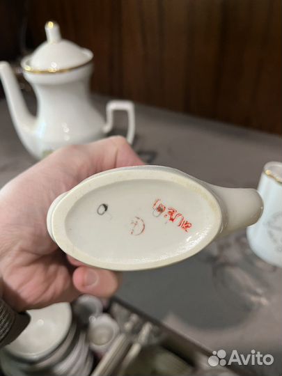 Заварочный чайник и бокалы