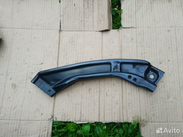 Кронштейн передней панели правый Skoda Rapid 2