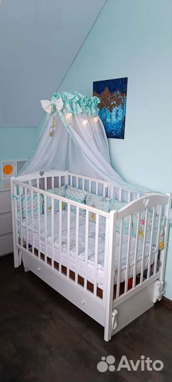 Детская кроватка с маятником и Матрасом
