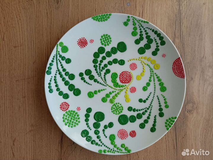 Тарелка расписана краской декоративная современная