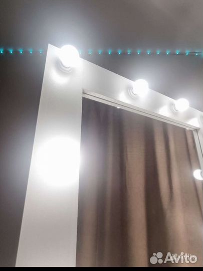 Гримерное зеркало с лампочками и подставкой