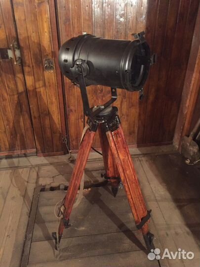 Прожектор на штативе (1)