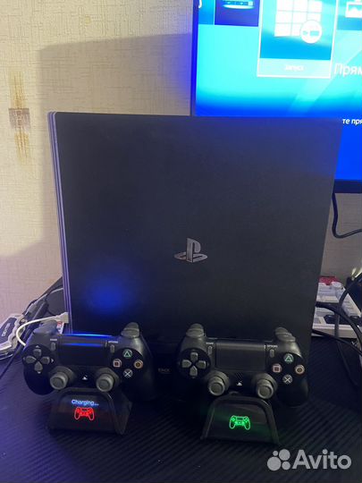 PS4 Pro 1tb 2 геймпада, подставка, 3 диска