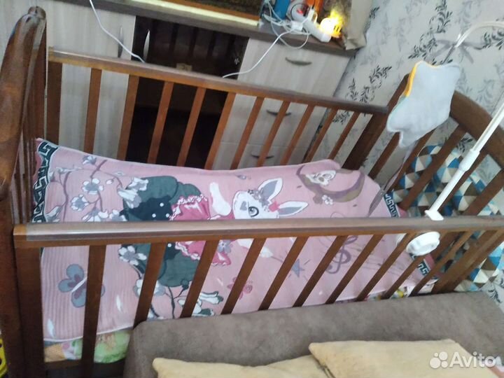 Детская кроватка с маятником