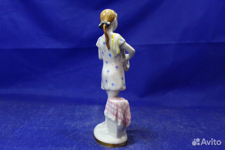 Фарфоровая статуэтка Юная помощница дежурная Девоч