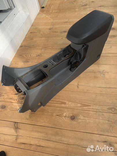 Центральная консоль (подлокотник) Ford Focus 2