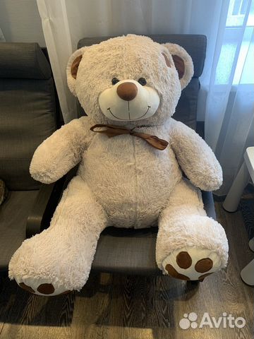 Большой плюшевый медведь
