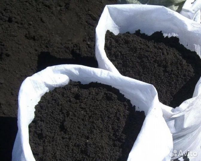 Чернозем в мешках и перегнойной с навозом