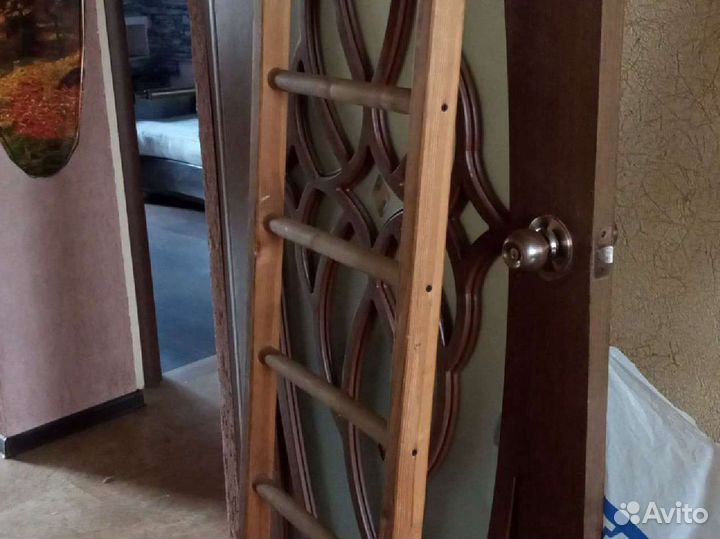 Лестница деревянная из бруса с креплением для кров