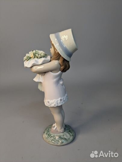 Статуэтка Девушка с букетом Lladro
