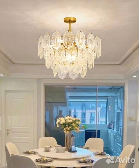 Потолочная люстра с подвесками из фигурного стекла