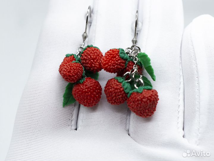 Серьги из полимерной ягодки 4 земляники зел лист