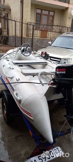 Лодка Nissamaran с двигателем Nissan