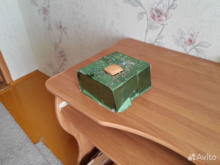 Коробка подарочная из изумрудной фольги. Хенд-мейд