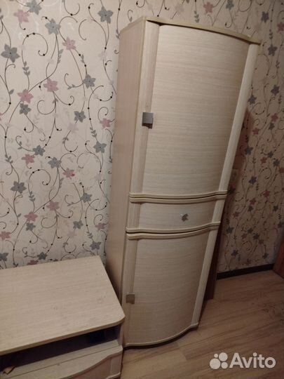 Стенки две в спальню и гостиную