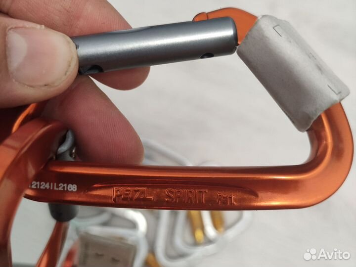 Карабин petzl