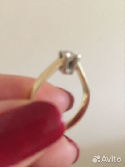 Кольцо с бриллиантом