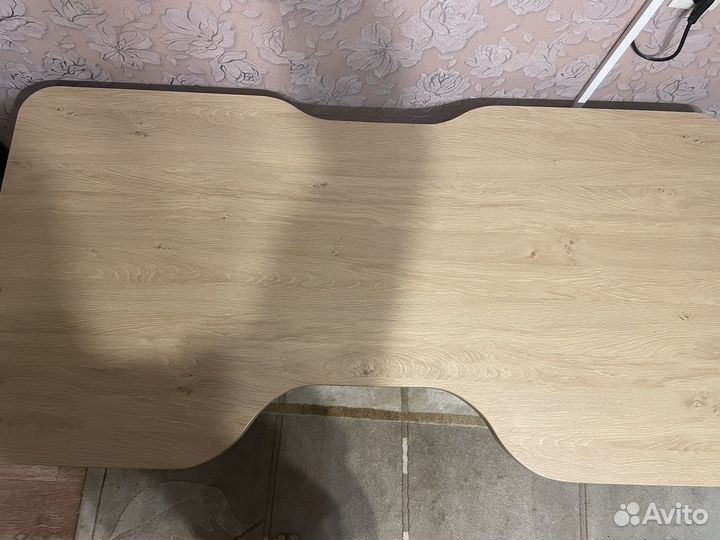 Компьютерный стол; стол для геймеров