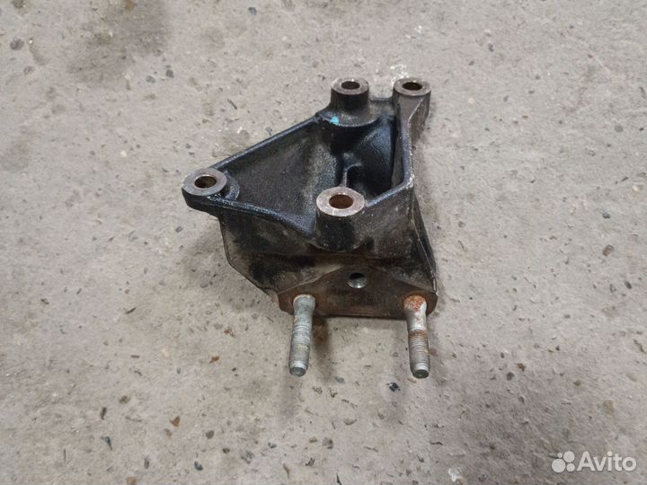 Кронштейн крепления двигателя правый Киа рио-3