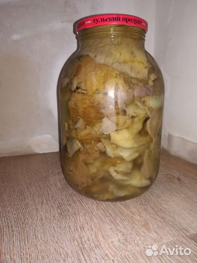 В продаже грузди белые есть 6 банок