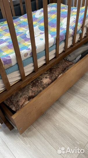 Кроватка детская с маятником, ящиком и матрасом