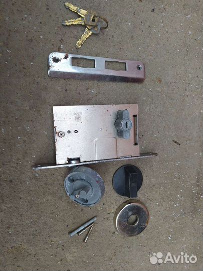 Дверной замок и личинка. Дверные ручки