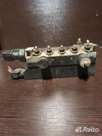 Блок клапанов управления подвеской Mercedes W220