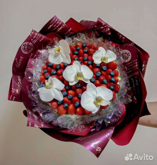 Букеты из ягод, конфет и сладостей