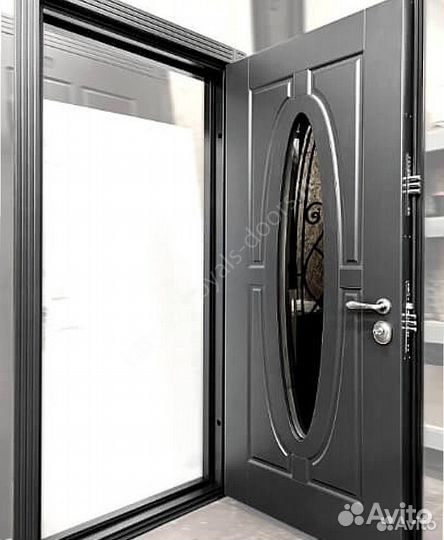 Входная дверь с ковкой и стеклом. RD-308
