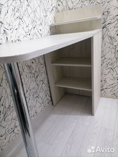 Маникюрный стол