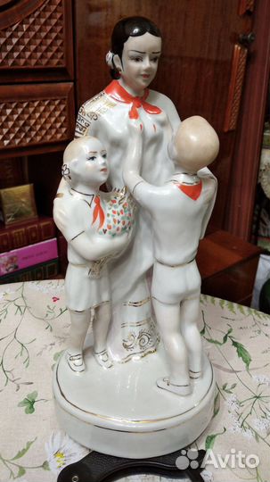 Фарфоровая статуэтка Индианка с пионерами